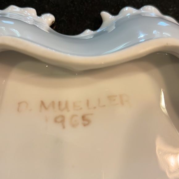 Beautiful Vintage Hand Painted Plate with Ruffled edges and Gold Trim - Picture 8 of 8